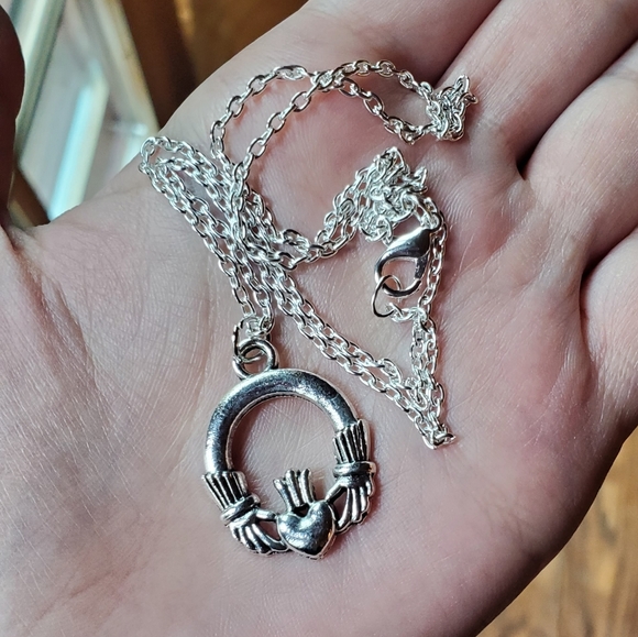 NWOT Silver Celtic Claddagh Necklace - Picture 12 of 13